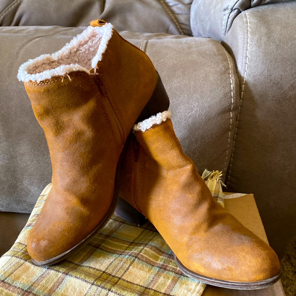Lucky Brand woman’s size 10 Brown fleece lined booties. Gently warn.